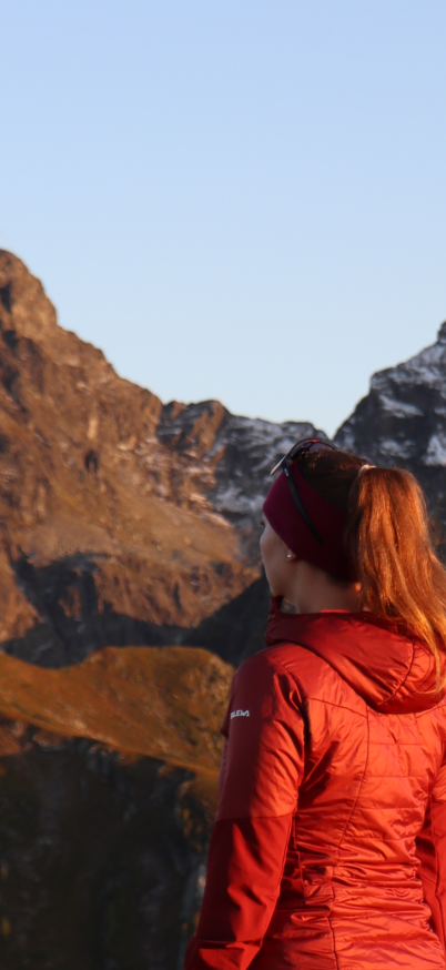 Wanderin genießt den Ausblick auf die herbstlichen Berge am Hauser Kaibling. | © Michaela Gamperer