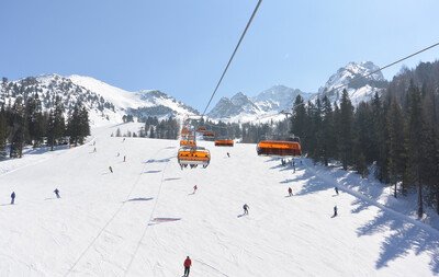 Zábava na lyžích od vrchu až do údolí!