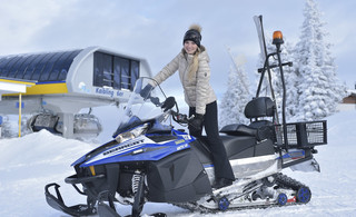 Miss Austria als Schneehaserl am Hauser Kaibling