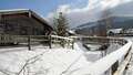 Sicht auf altes Bauernhaus beim Winterwandern Haus im Ennstal